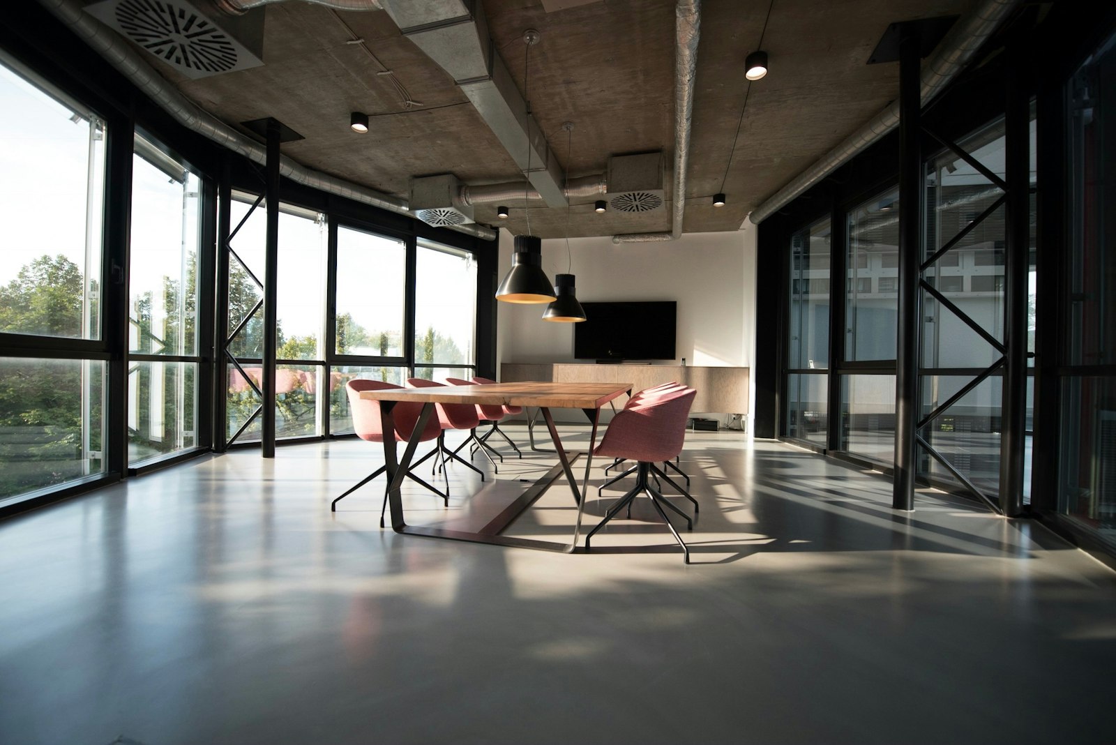 Jasna przestrzeń coworkingowa ze stanowiskami pracy